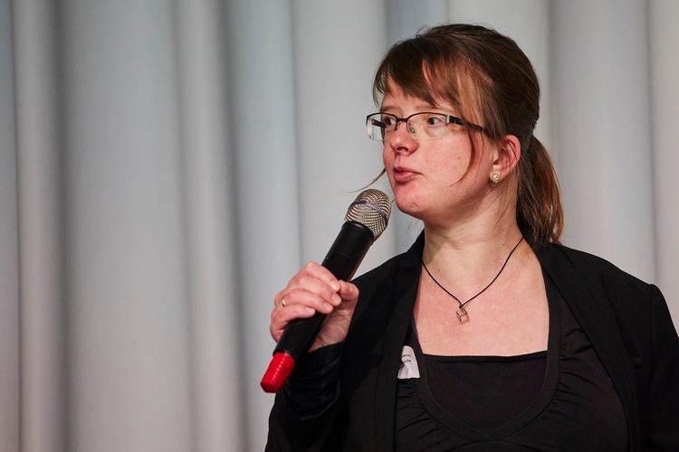 Foto: Doktorin Klara Groß-Elixmann der Technischen Hochschule Köln spricht auf dem Nachmittags-Podium ins Mikrofon.